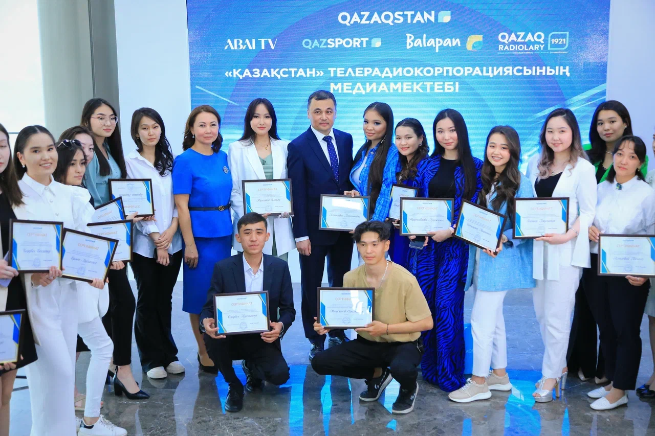 مەكتەپ بىتىرگەندەرگە سەرتيفيكات بەرىلدى