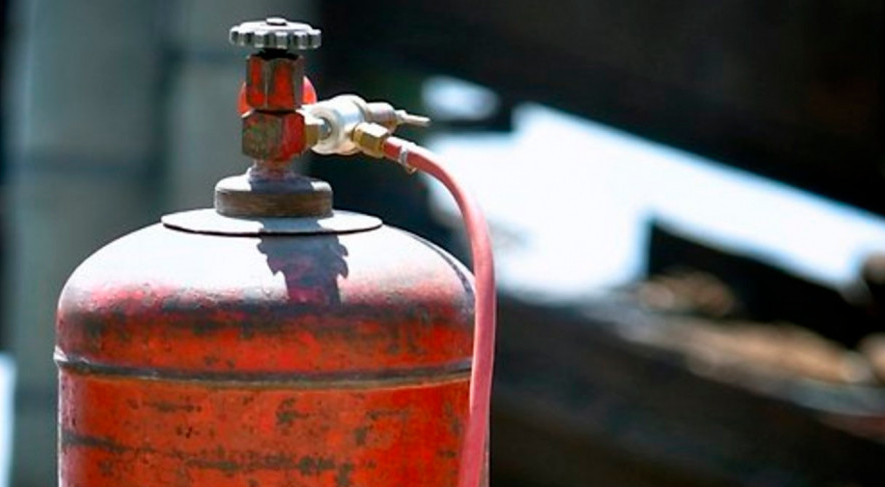 وسكەمەندە بەس قاباتتى ۇيدە گاز جارىلدى