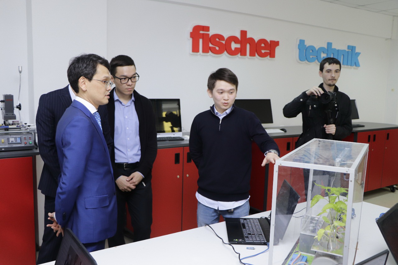 تسيفرلاندىرۋ جوبالارىمەن تانىستى