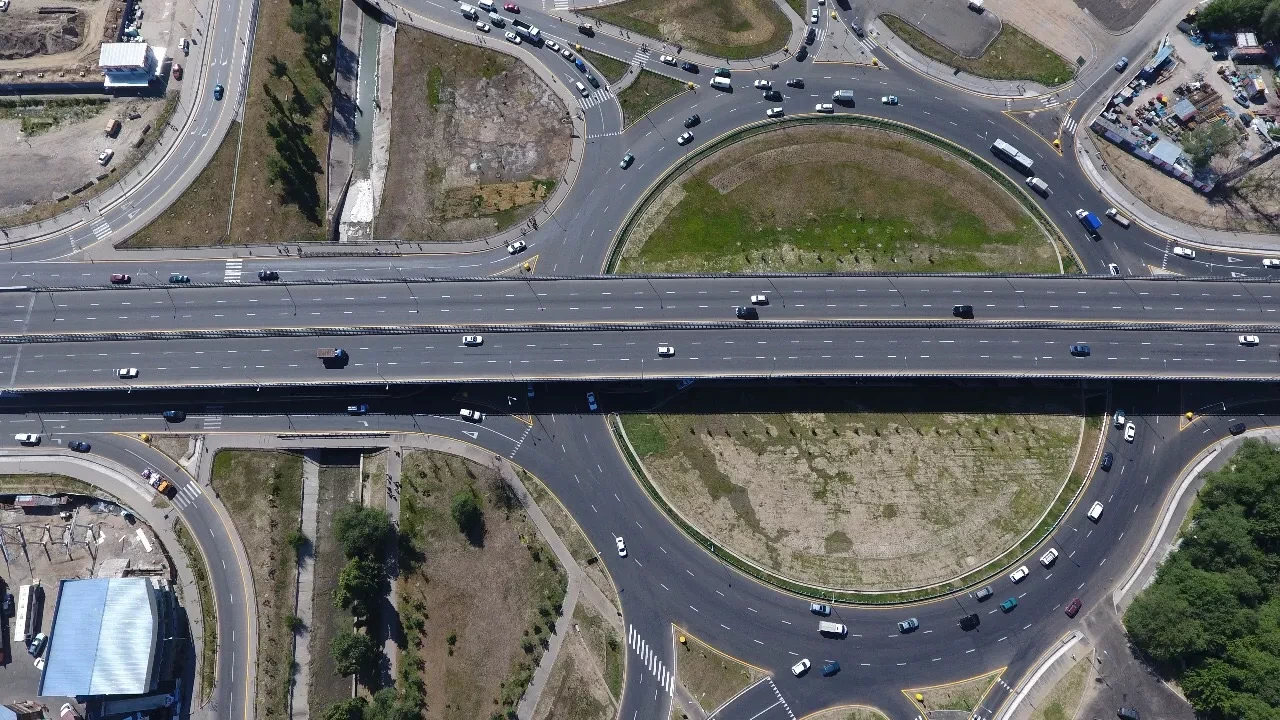 الماتىدا ءۇش جولايرىق سالىنىپ جاتىر