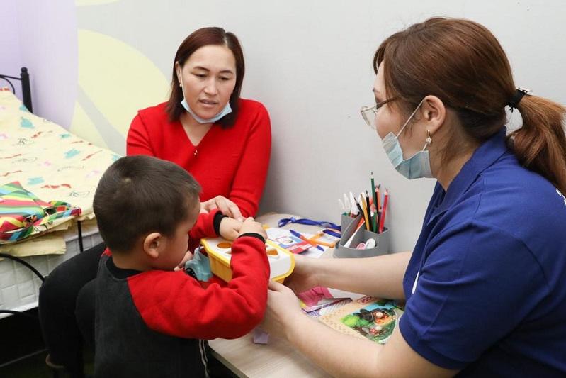 اۋتيزم: اۋىرتپالىق اتا-اناعا تۇسەدى