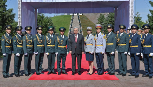 پرەزيدەنت جوعارى اسكەري وقۋ ورنىنىڭ تۇلەكتەرىنە وفيتسەر پوگونىن تابىستادى