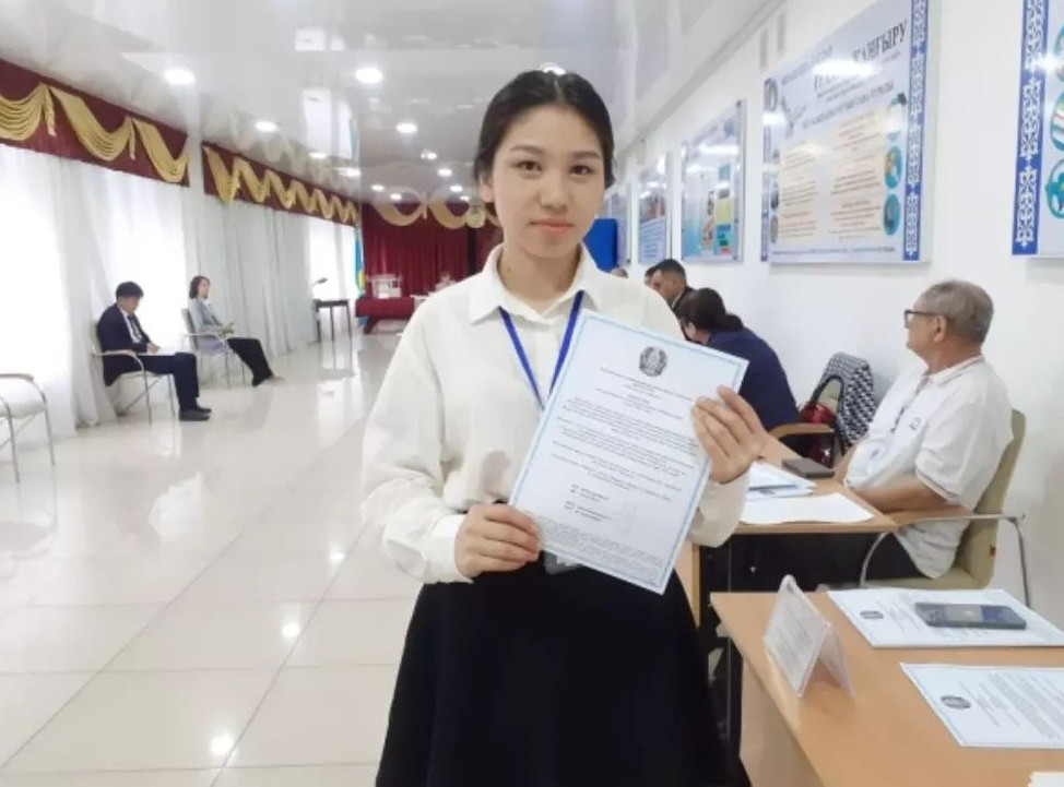 العاش رەت داۋىس بەرگەن ستۋدەنتكە ءتاتتى تارتۋ جاسالدى