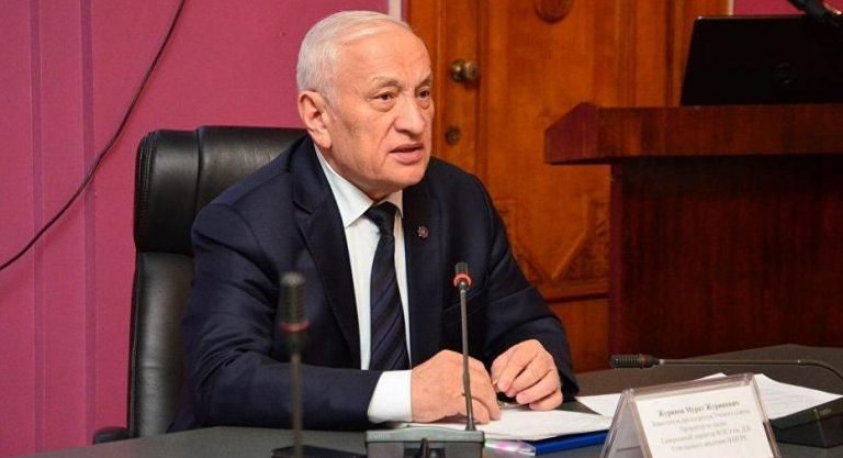 مۇرات جۇرىنوۆ: رەفەرەندۋم جاستارعا كەرەك