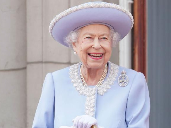 ەليزاۆەتا پاتشايىمنىڭ ءتاج كيگىزۋ ءراسىمىن قايتا جاسادى