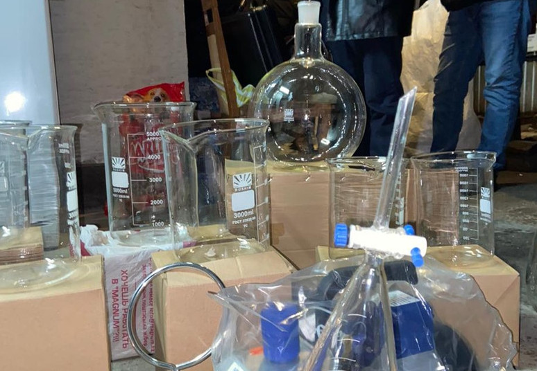 سينتەتيكالىق ەسىرتكى وندىرەتىن جاسىرىن زەرتحانالاردىڭ جۇمىسى توقتاتىلدى