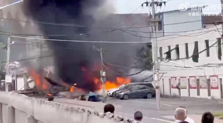 قىتايدا اسكەري ۇشاق تۇرعىن ۇيگە قۇلاپ, ءبىر ادام قازا تاپتى