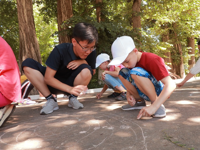جۋرناليستەر مەن جاس ەرىكتىلەر بالالار ءۇيىنىڭ تاربيەلەنۋشىلەرىن قۋانتتى