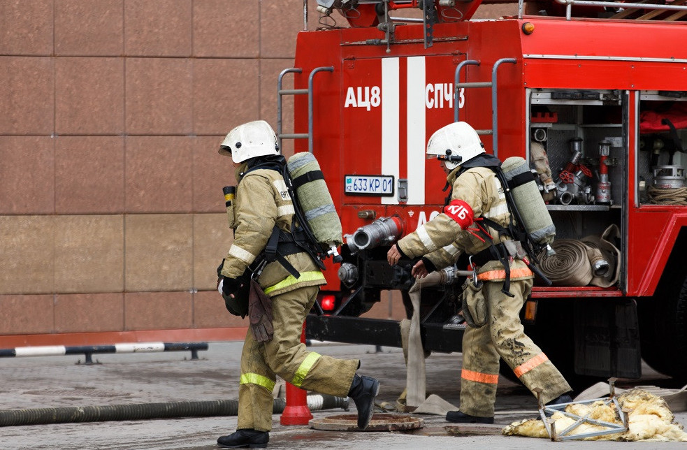 اتىراۋدا ەكى قاباتتى عيماراتتان ءورت شىقتى