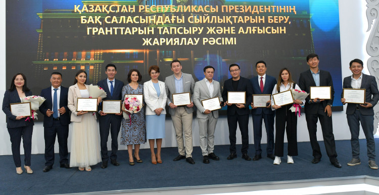 پرەزيدەنتتىڭ باق سالاسىنداعى سىيلىقتارى مەن گرانتتارى تابىستالدى