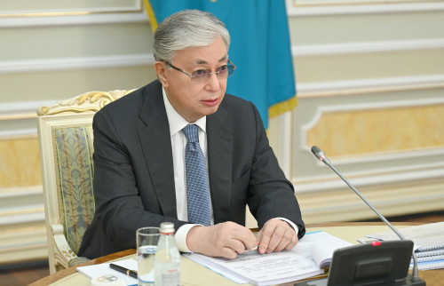 پرەزيدەنت سيندزو ابەنىڭ قايتىس بولۋىنا بايلانىستى كوڭىل ايتتى