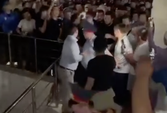 پوليتسەيدى كىم قورعايدى؟