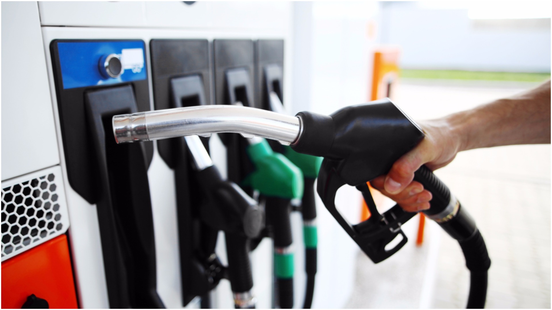 بەنزين قورى تاۋسىلدى