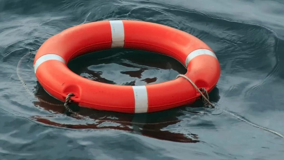 سەمەيدە ەكى بالانى قۇتقارعان ادام سۋعا باتىپ كەتتى