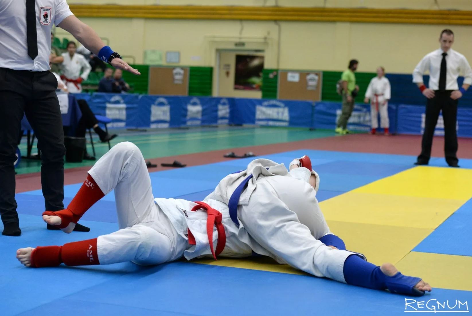 قازاق قىزىنىڭ قولا مەدالى