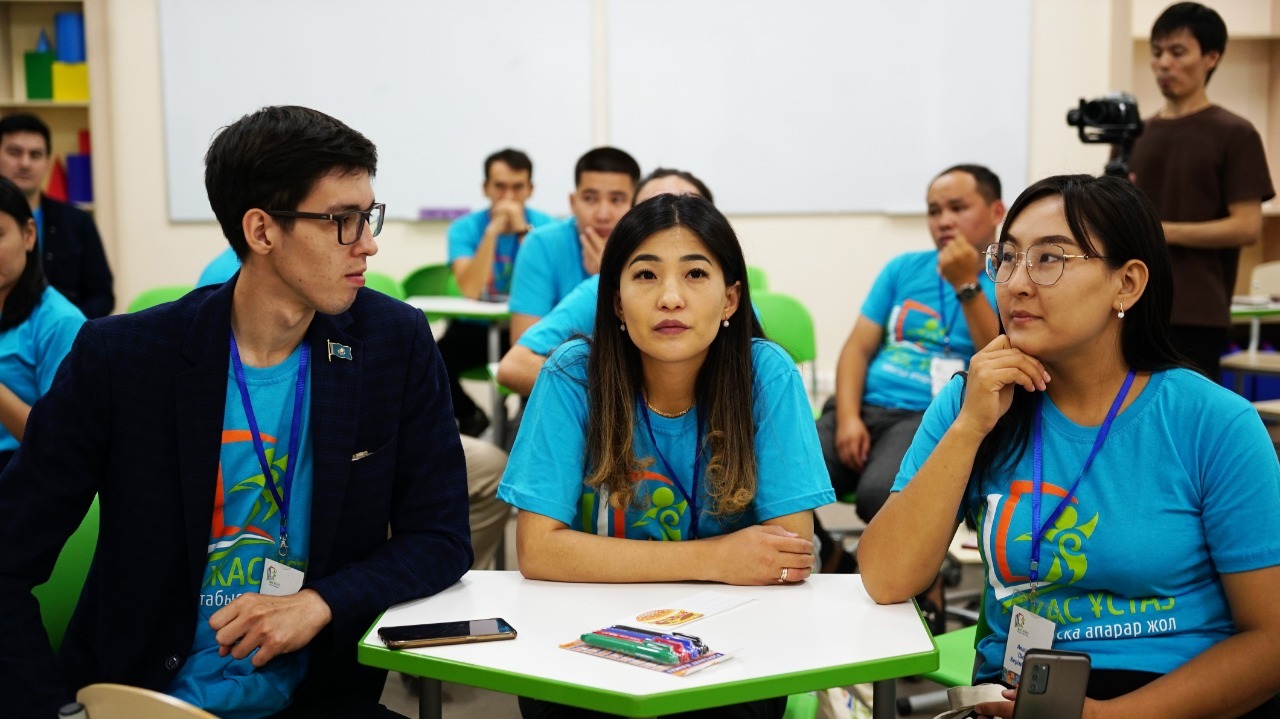 جاس مۇعالىمدەرگە شابىت سىيلادى