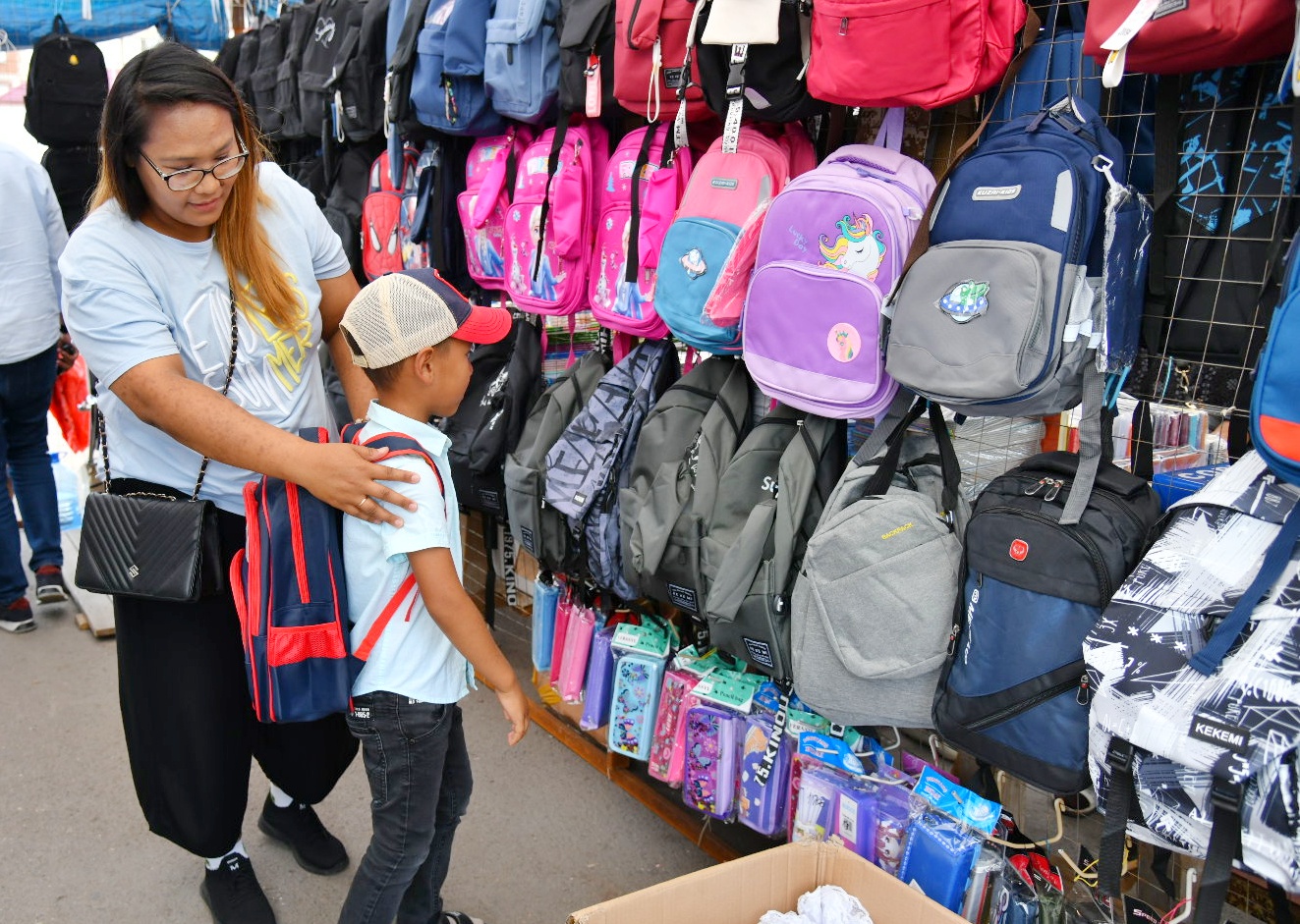 مەكتەپ تاۋارلارىن تاڭداعاندا...