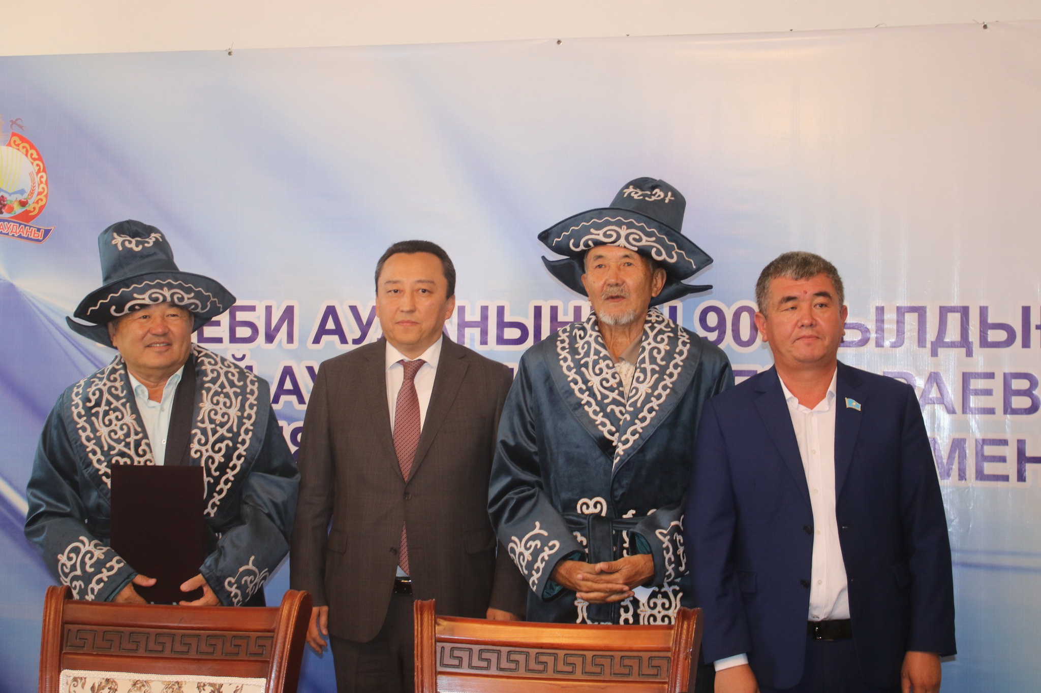 اقىنىن ىزدەگەن اكىم