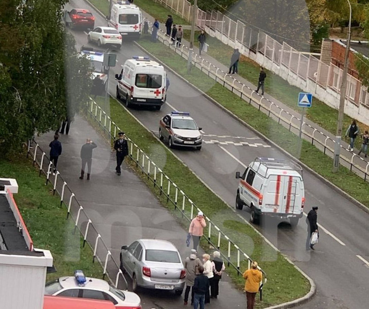 رەسەيدە بەلگىسىز بىرەۋ مەكتەپتە اتىس شىعاردى