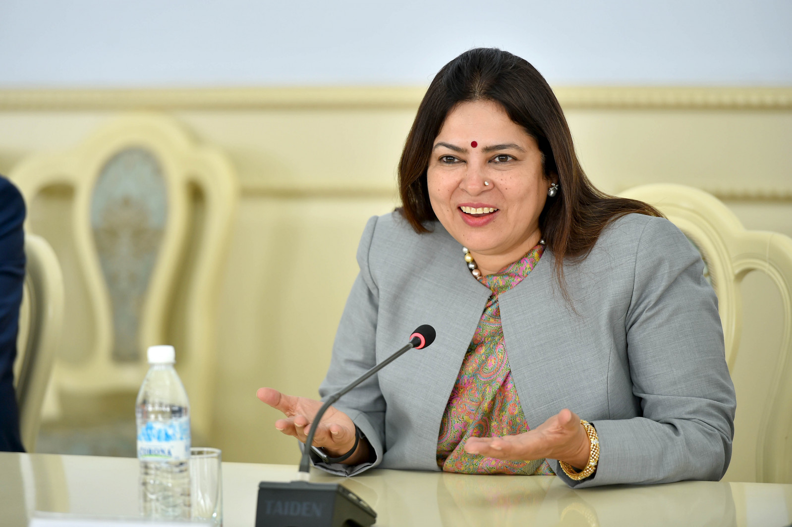 نارەندرا موديدىڭ ارنايى وكىلى استاناداعى ماحاتما گانديگە ارنالعان ەسكەرتكىشتى اشادى