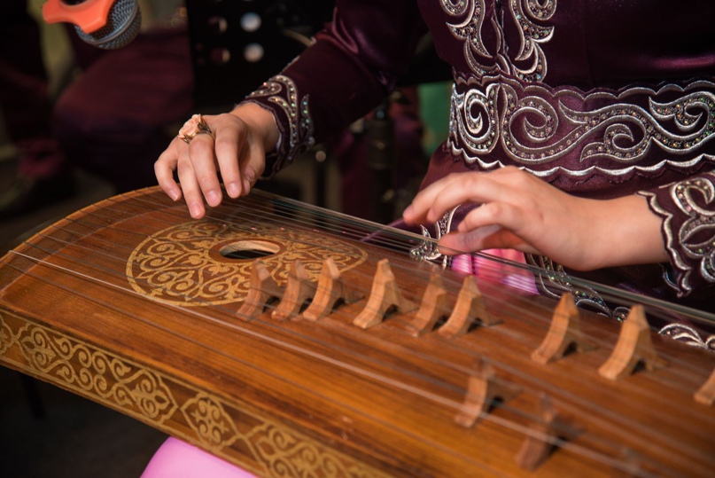 جەتىگەن جىرلايدى