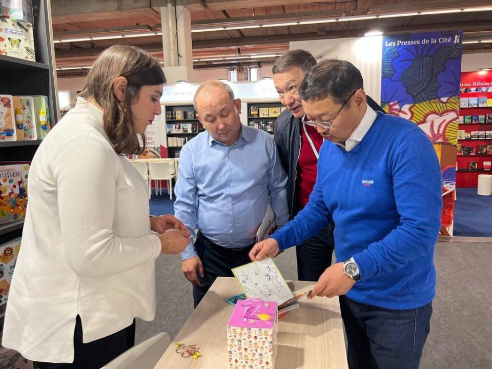 قازاق شىعارمالارىن اۋدارۋ قولعا الىنادى