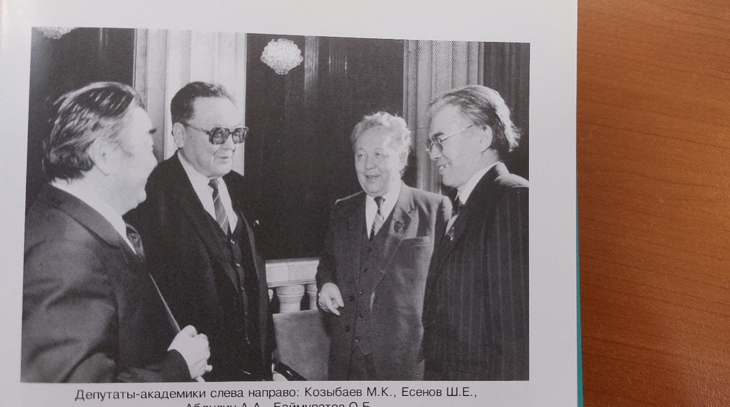 سۋرەتتە: ەل اعالارى, دەپۋتاتتار م.قوزىباەۆ, ش.ەسەنوۆ, ا.ابدۋلين, و.بايمۇراتوۆتار