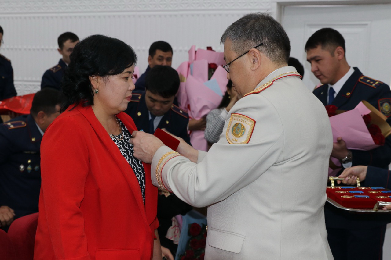 ۇزدىك وفيتسەرلەردىڭ انالارىنا قۇرمەت