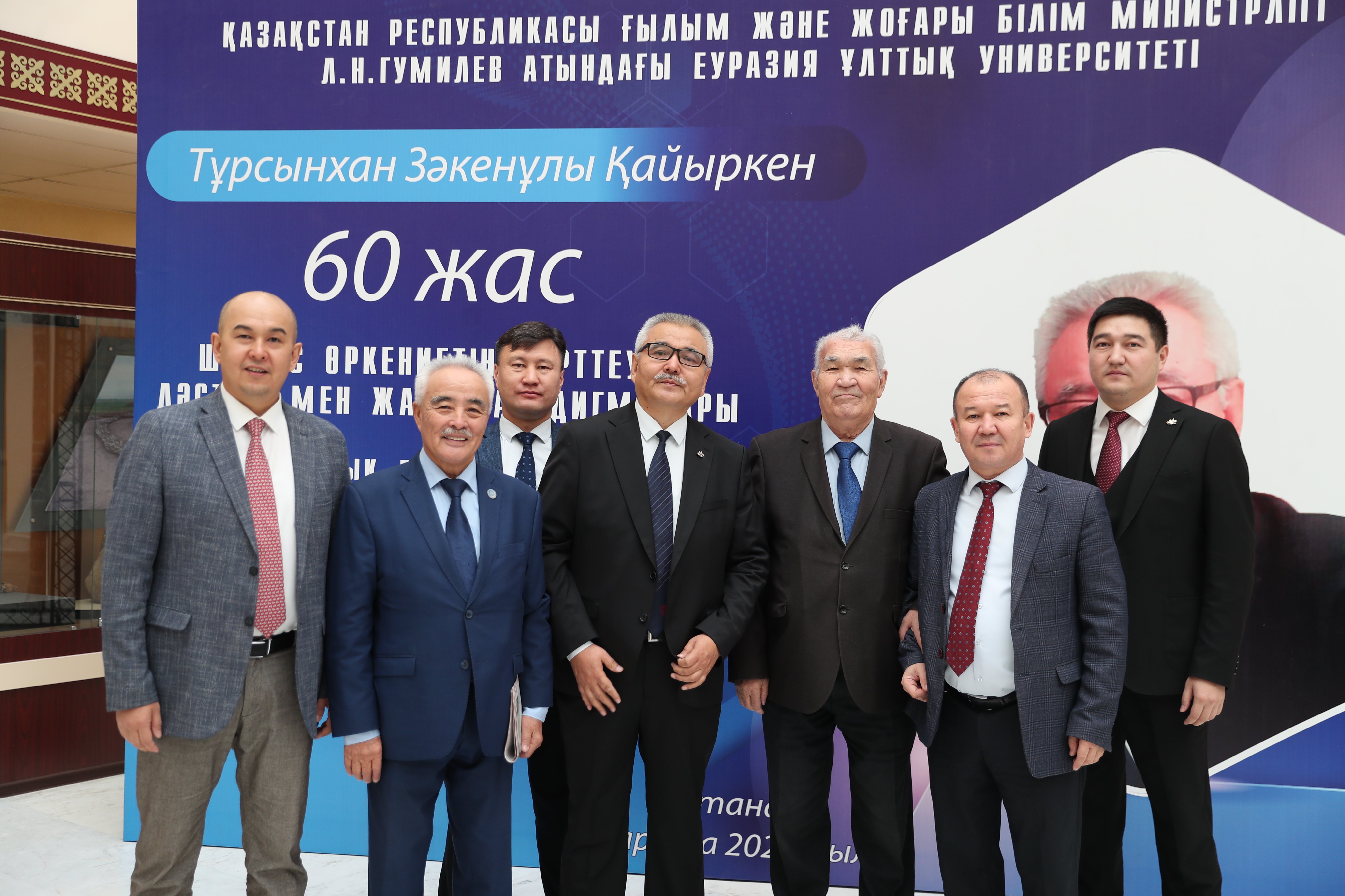 تاريحتى عىلىممەن دە, كوركەم ادەبيەتپەن دە زەردەلەگەن