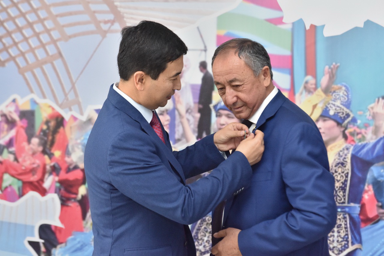 بىرلىك الاڭىنداعى ايشىقتى ىستەر