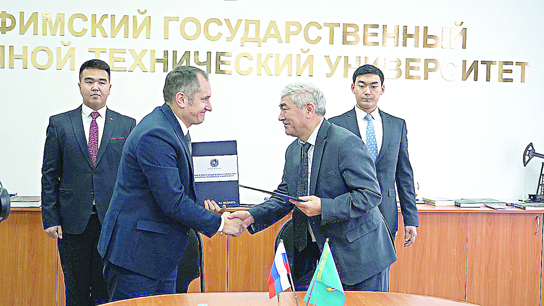 ورالدا وتىرىپ وفە ۋنيۆەرسيتەتىندە وقيدى