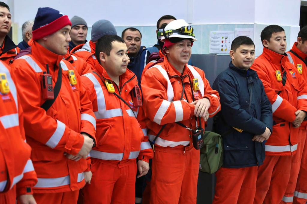 ەڭبەك ۇجىمدارىمەن كەزدەستى