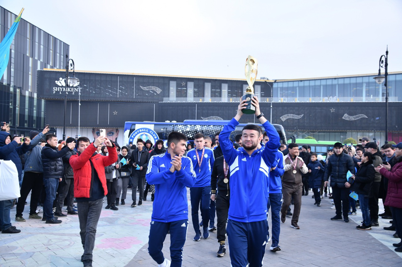 شىمكەنتتىكتەر جەڭىمپازداردى كۇتىپ الدى