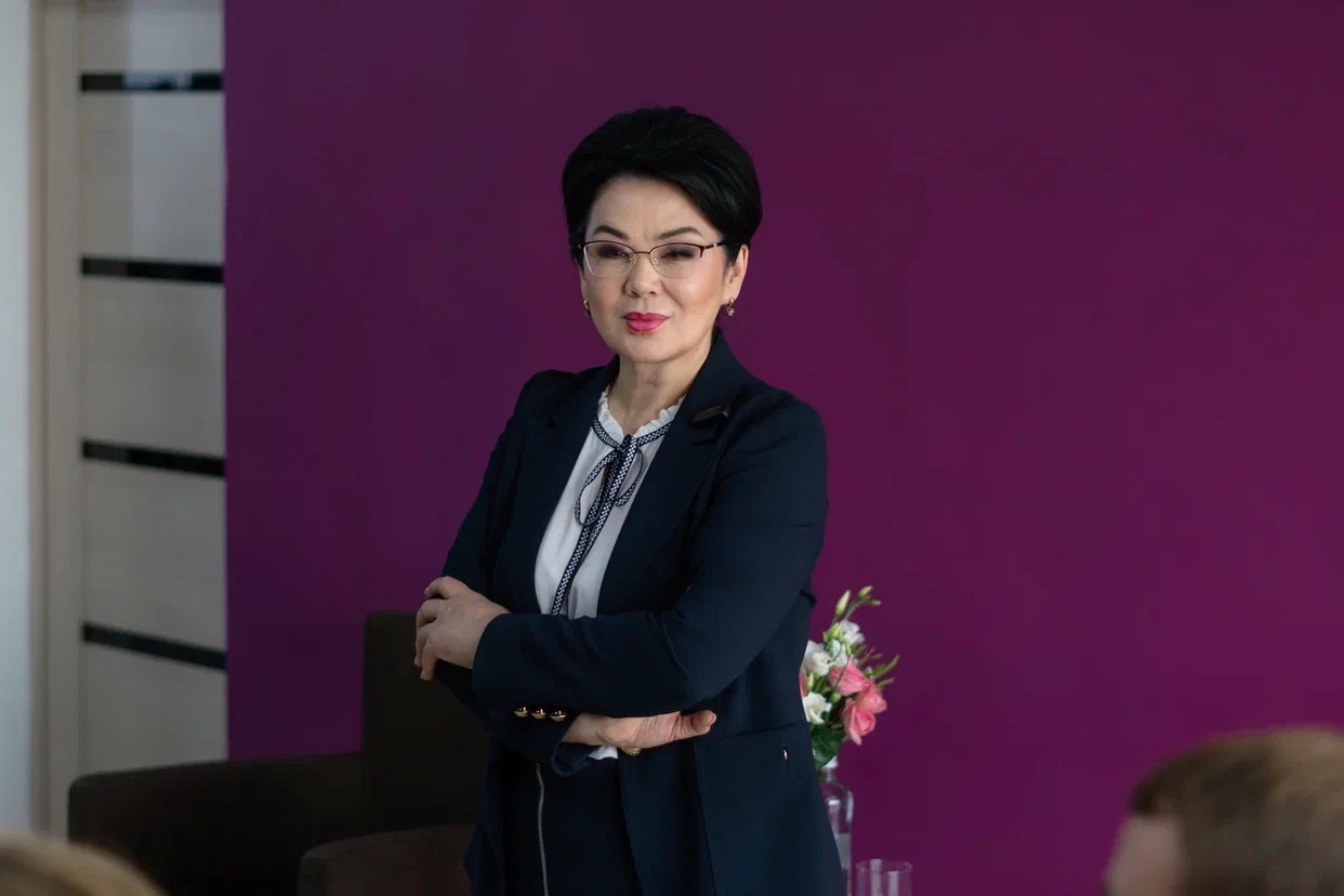 «جالعىزباستى انا بالاسىنا  اليمەنتتى سۇراپ الماۋى كەرەك»: سالتانات تۇرسىنبەكوۆا تولىق ەمەس وتباسى مارتەبەسىن زاڭمەن بەكىتكىسى كەلەدى