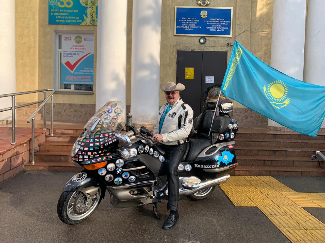 تانىمال جيھانكەز سايلاۋ ۋچاسكەسىنە موتوتسيكلمەن كەلدى