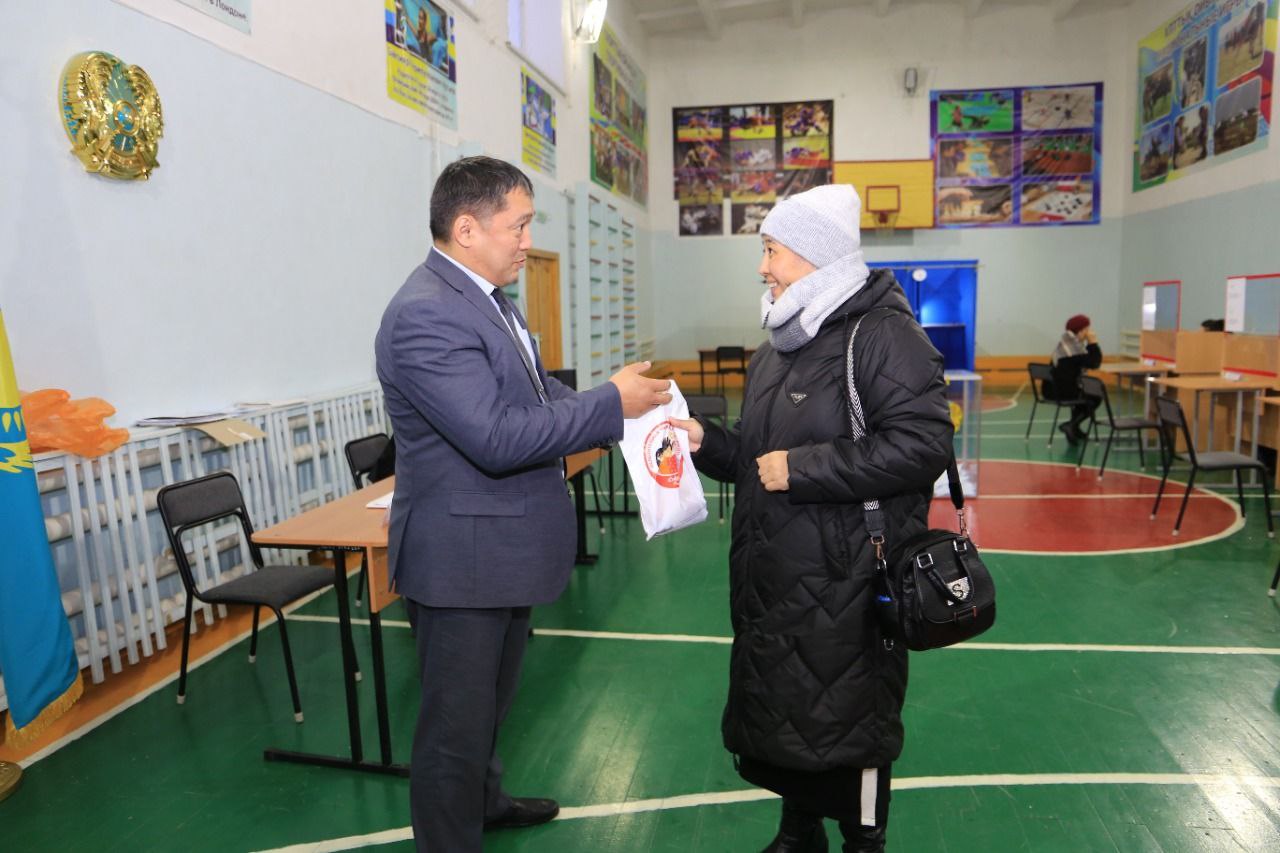 شقو: داۋىس بەرۋشىلەرگە ەستەلىك سىيلىقتار بەرىلۋدە