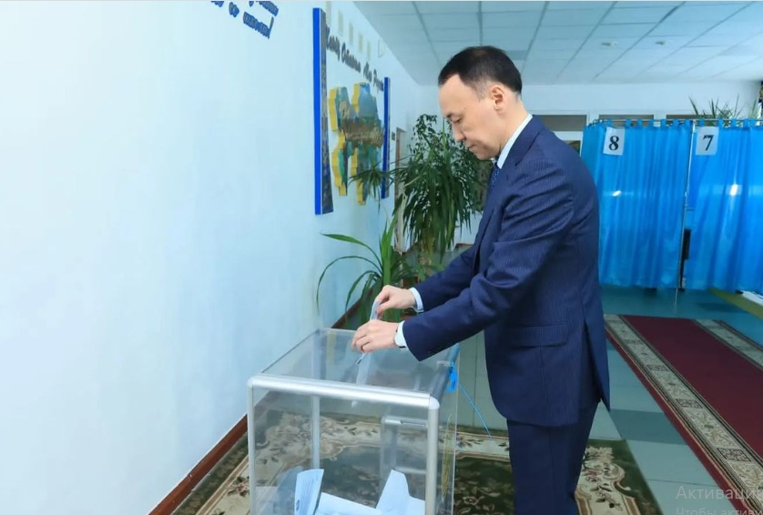 ارحيمەد مۇحامبەتوۆ سايلاۋ ۋچاسكەلەرىندە جۇمىس ىستەپ جۇرگەندەرگە العىس ايتتى