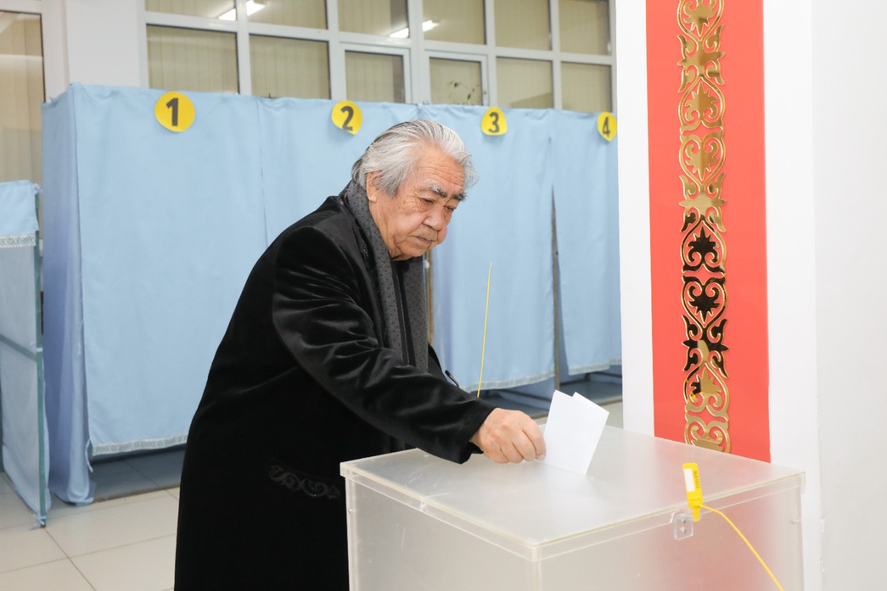 اتىراۋدا قازاقستاننىڭ ەڭبەك ەرى يليا جاقانوۆ داۋىس بەردى