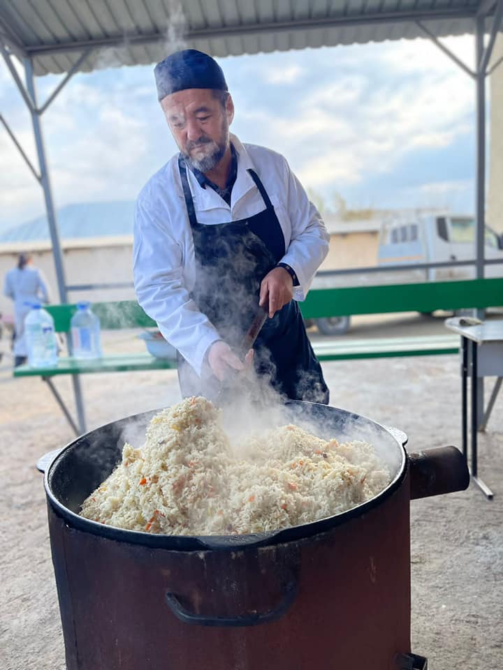 سايلاۋ كۇنى وزبەك اعايىندار تەگىن پالاۋ تاراتتى