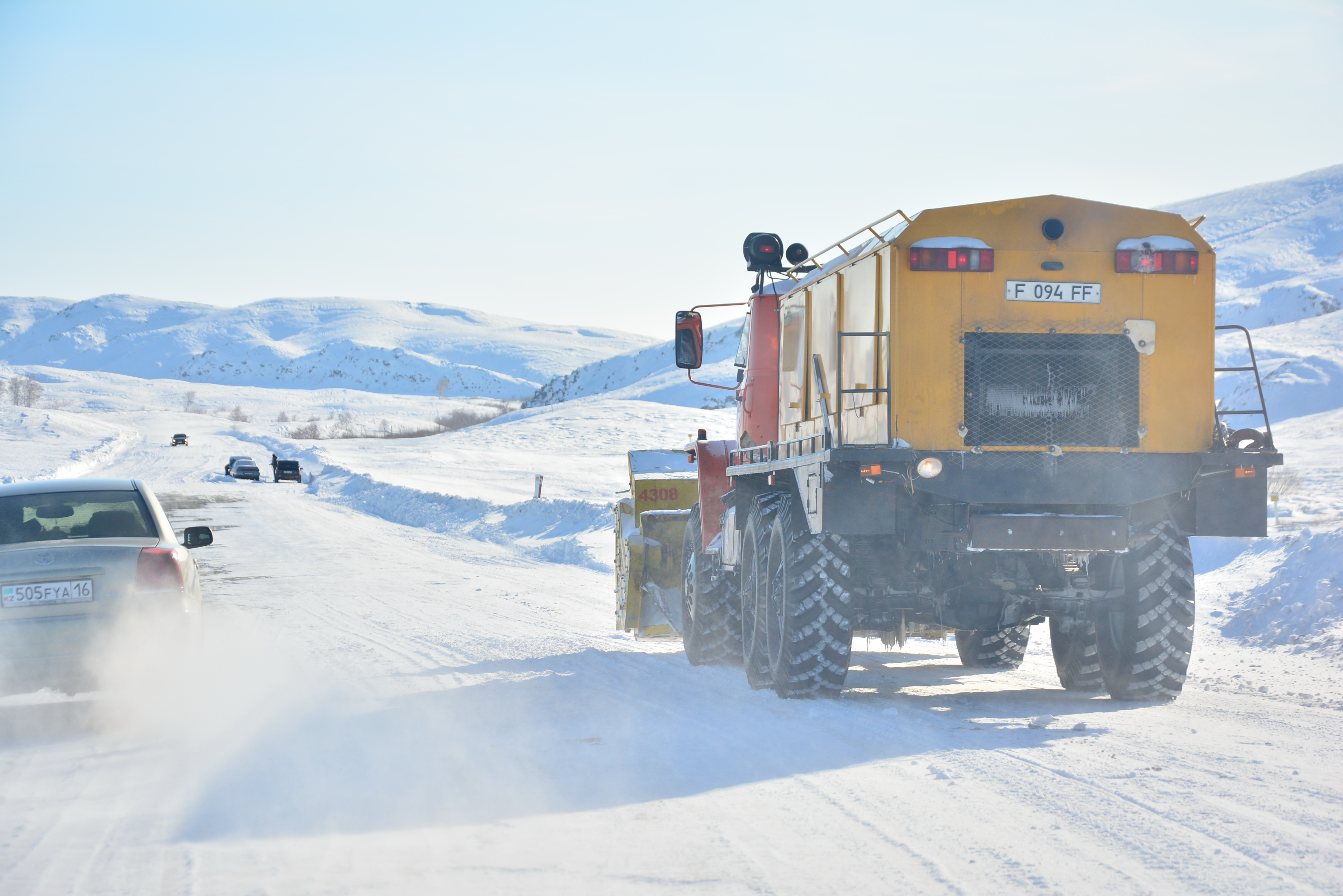 كۇرە جولدار كۇرەلىپ تۇرسا...
