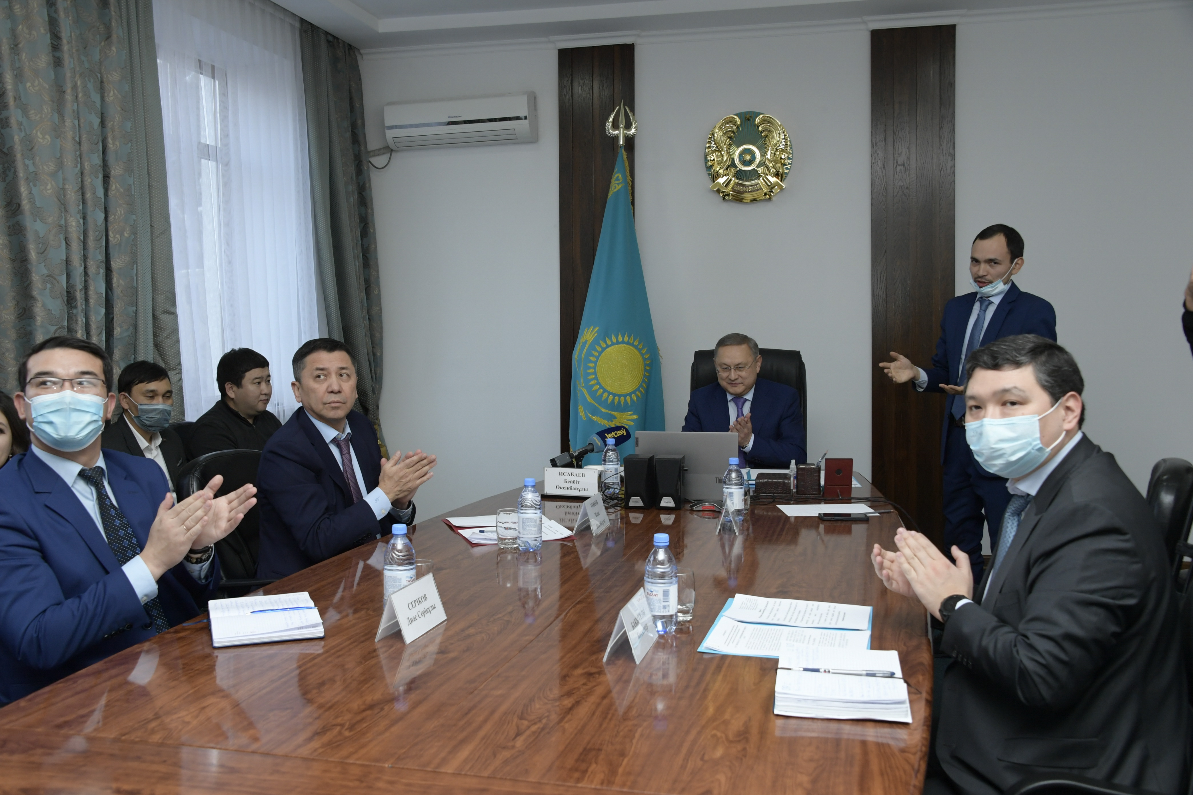 مەموراندۋمعا قول قويدى