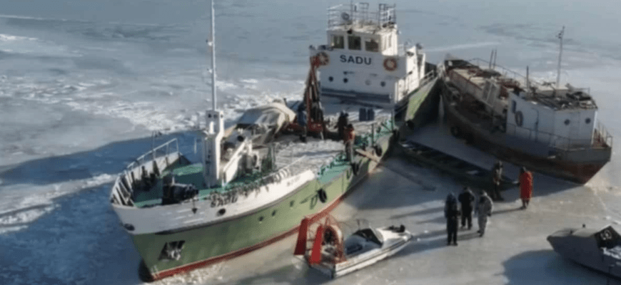 مۇز قۇرساۋىنداعى كەمە