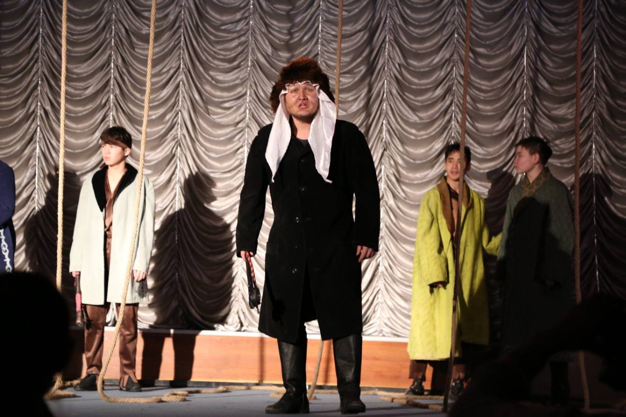 قالامگەر مۇراسى ساحنا تىلىندە