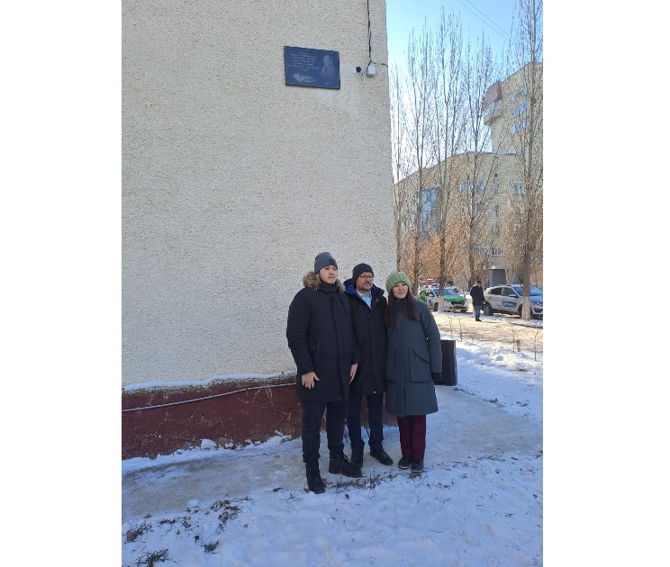 مەموريالدىق تاقتا اشىلدى