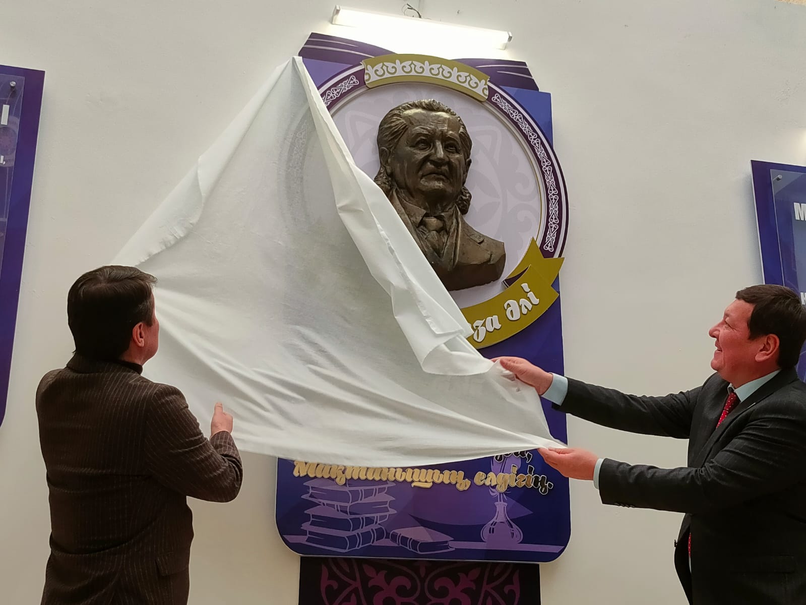 قادىر اقىنعا بارەلەف ورناتىلدى