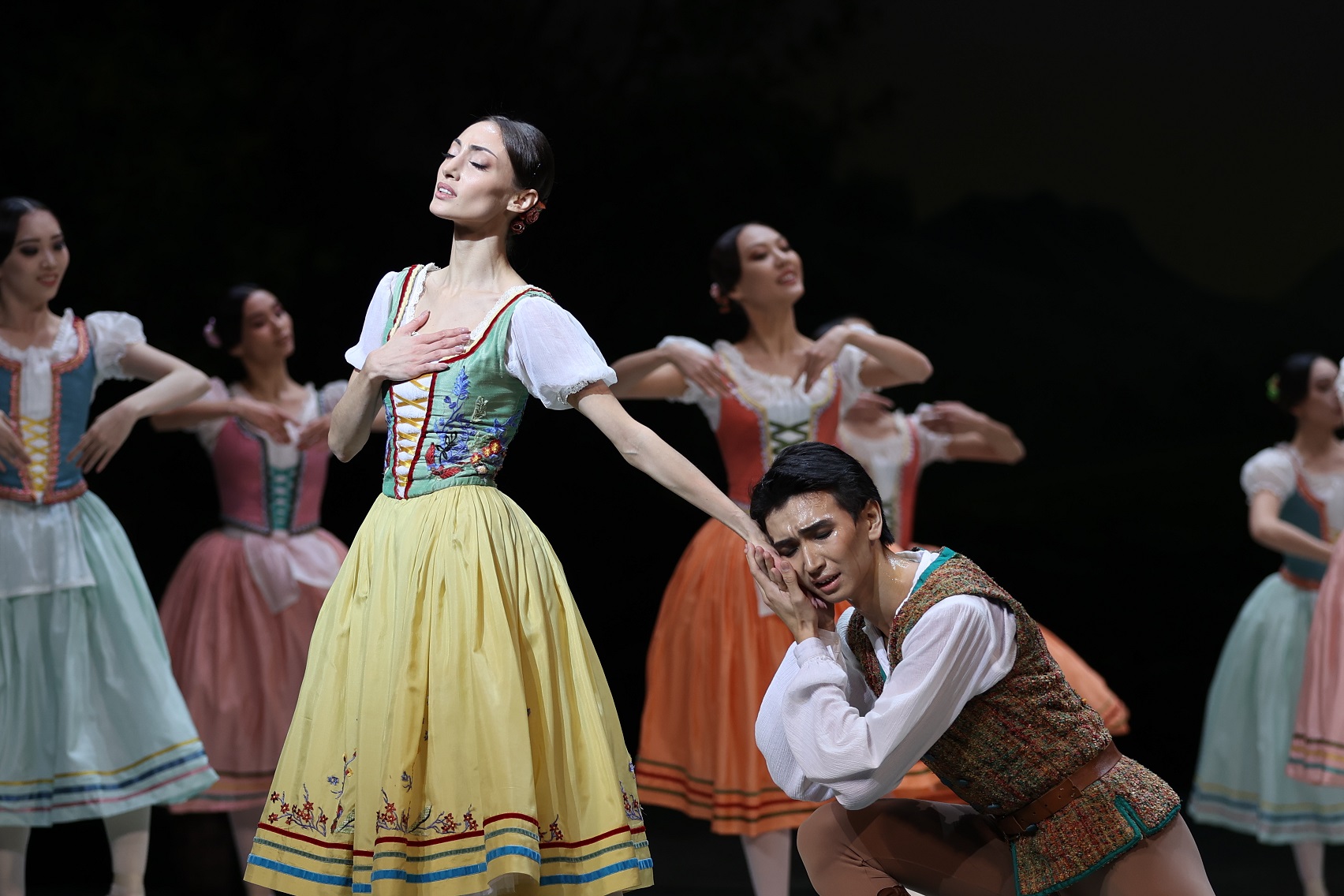 مينسكىدە ونەر كورسەتەدى