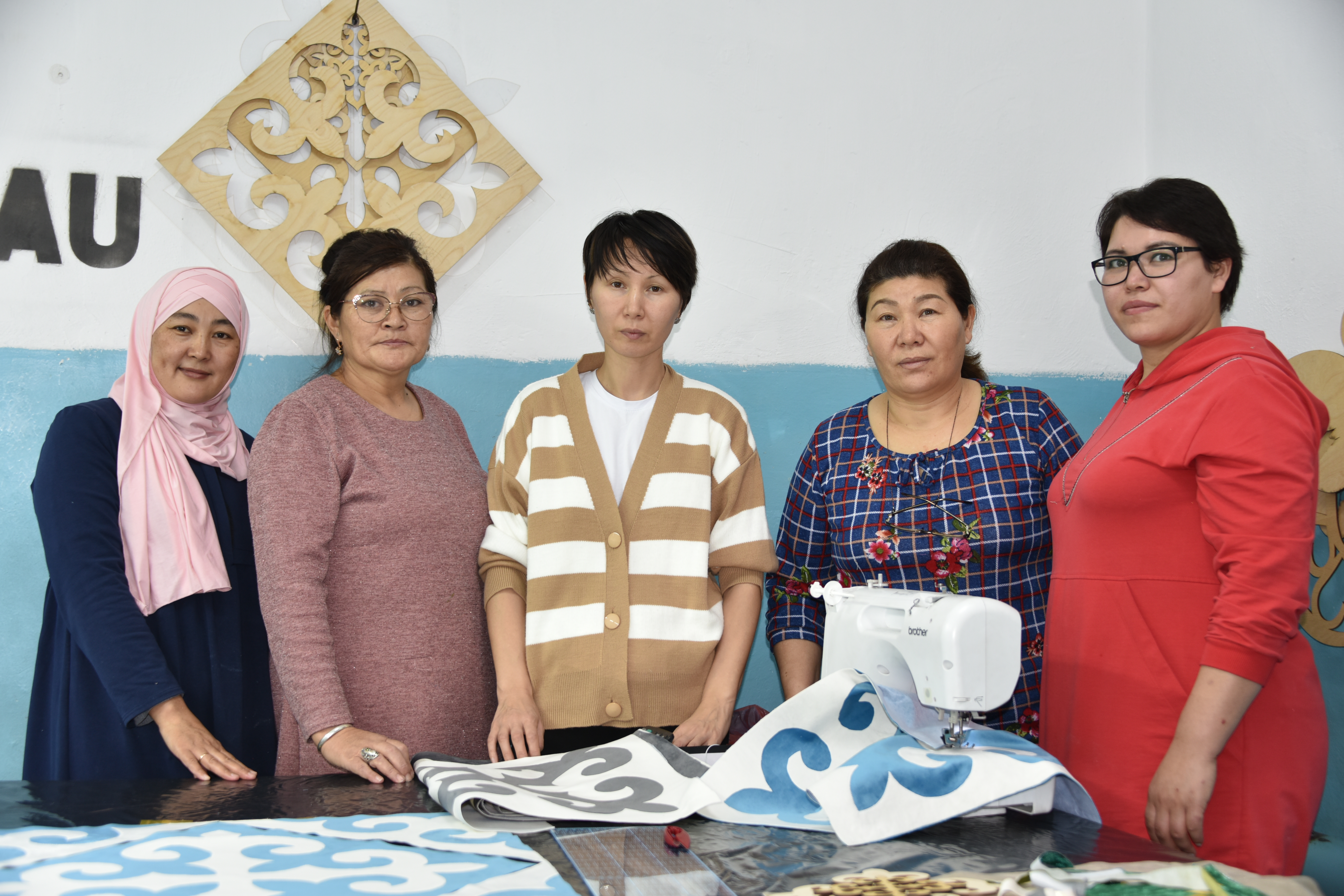 قىنالى بارماق قىز-كەلىن