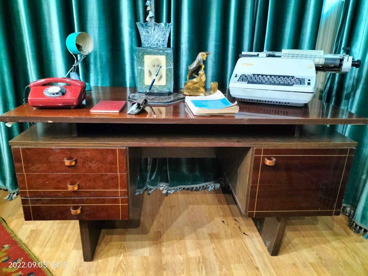 ەسەنبەرليننىڭ  جازۋ ۇستەلى