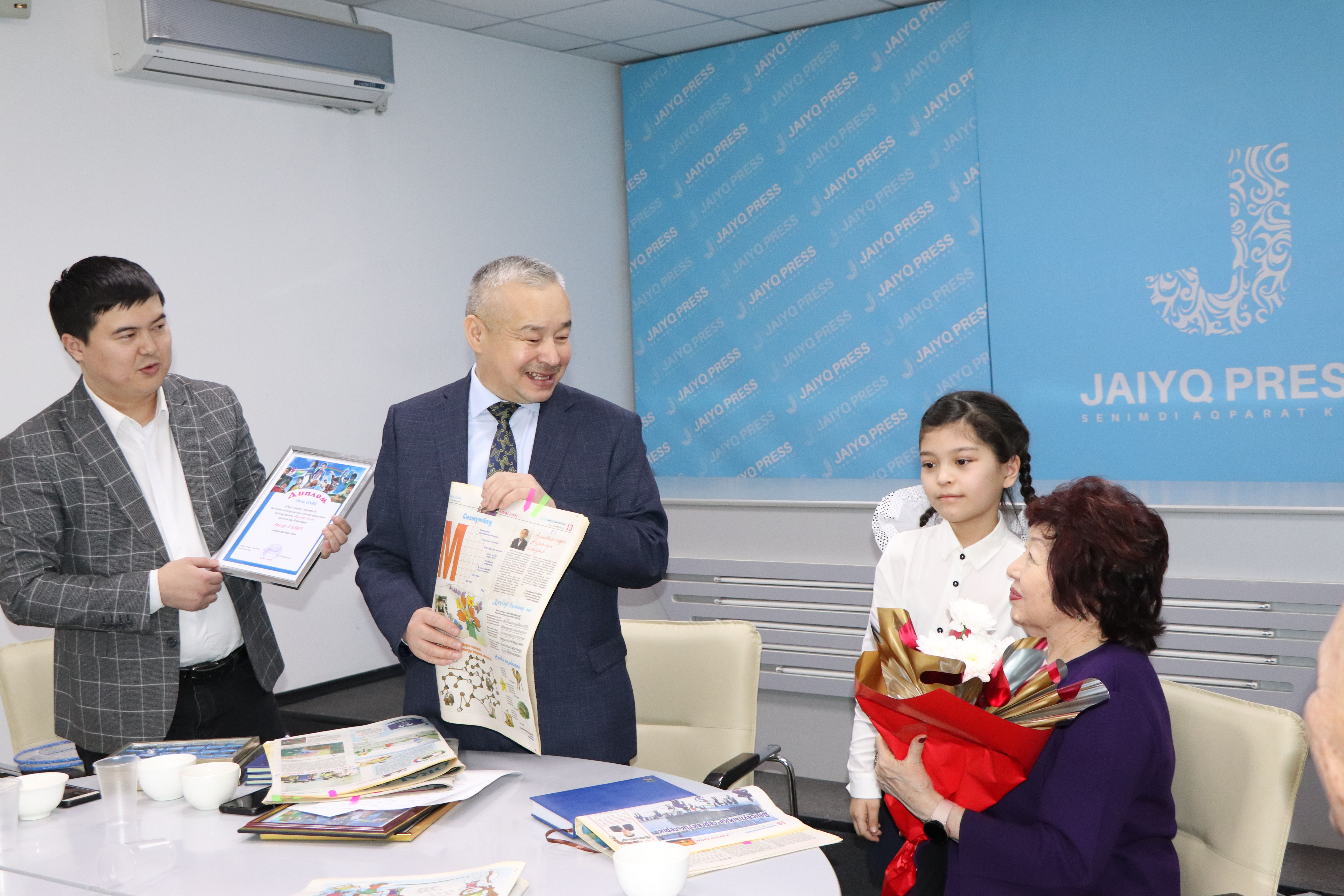 بالعىن قالامگەرلەر باعالى سىيلىق الدى