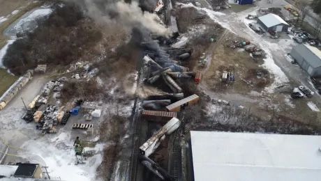 حيميالىق زاتتار تيەلگەن ۆاگوندار رەلستەن شىعىپ كەتكەن